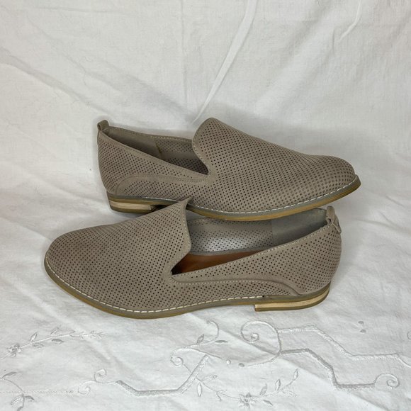 Indigo Rd Tan Suede Perforated Slip On Flats Shoes Women Size 8.5 - Picture 6 of 10